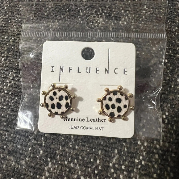 NWT Spotted Genuine Leather Stud Earrings - Picture 1 of 3